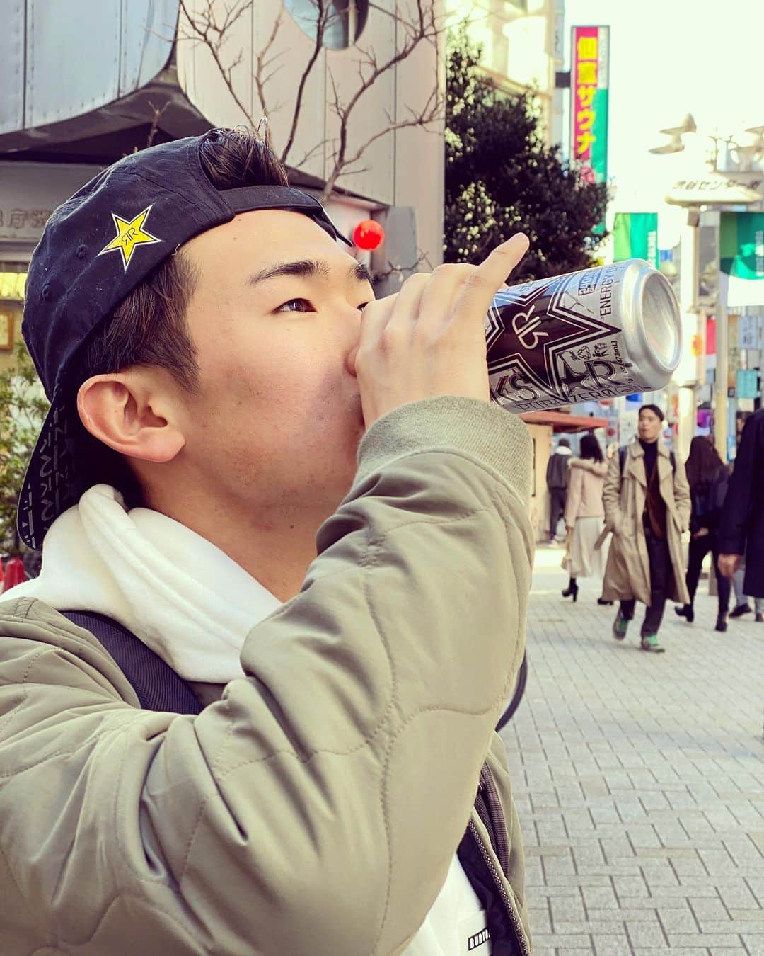 のインスタグラム：「思わず小指も立っちゃうし目も半目になるおいしさ  #きょうじゃないよ  So good that I drink it with my little finger being up @rockstarenergy」