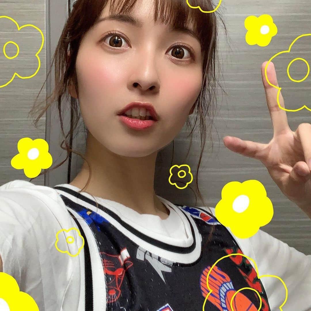 山下耀子さんのインスタグラム写真 - (山下耀子Instagram)「DAILY9Next配信中でございます。 . 毎週日曜日にDAILY9で一緒にアシスタントをしている佐々木もよこさん、渡辺早織さん、そしてNBA大好きYouTuber RikutoAFとゆるゆるとNBAについてお話ししてます☺️ . 今回は！リング下担当だったので 思い切って今からバスケするぜ！な格好にしてみました〜〜〜！ よくないこれ？よくない？？？ このチーム名たくさんプリントされてあるものはTシャツもあるのでぜひNBAZONEでちぇっくしてみてくださいね☺️ . #NBA #NBARakuten #DAILY9Next #もよこと早織と耀子とRikutoAF #佐々木もよこ #渡辺早織 #RikutoAF #山下耀子」5月12日 23時12分 - twinkleyesy