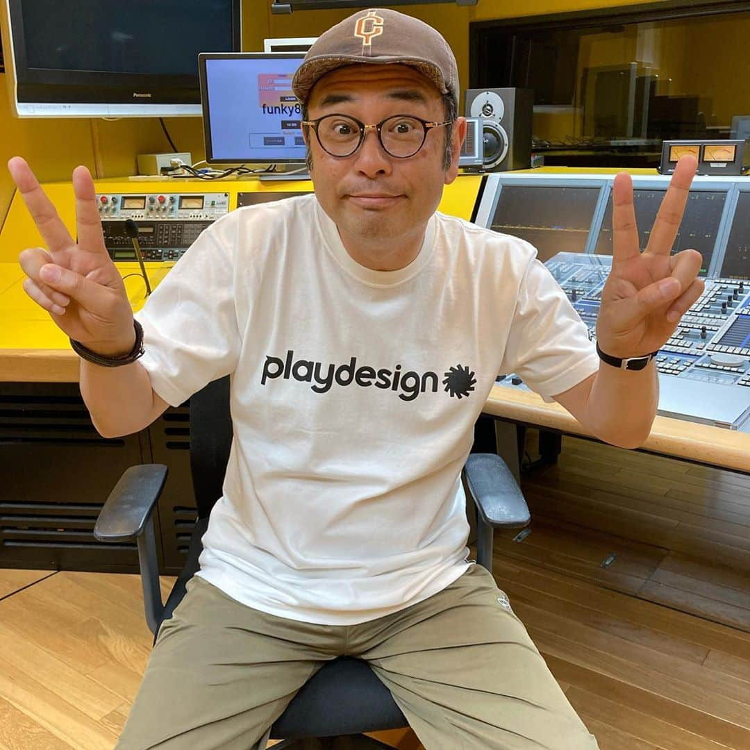 中島ヒロトさんのインスタグラム写真 - (中島ヒロトInstagram)「Tシャツチャレンジその5。  ダブルピースで元気アピール（ホントに元気です・笑）。 白にシンプルなロゴ。これ、すごい好きです。 今日のシャツはビッグマックのシャンブレー。古着ではなく、まだJCペニーで展開していた頃、本国の通販サイトで買ったもの。年代も中途半端で（笑）アメリカ製でもなく、価値うんぬんは分かりませんが、当時翻訳サイトを駆使して頑張って買ったので、大事なアイテムです。一緒に、ヒッコリー長袖、ウェスタンタイプのデニムシャツ長袖、ウェスタンタイプのシャンブレー半袖、シャンブレーのワークシャツ半袖、と買ったんですが、どれもいい状態で現役です。最近、セレクトショップで“BIG MAC”のロゴを見ますが、現代風（笑）になってて、ちょっとなぁ、です。カーハートもそうですが、どうしても世代的にゴリッとワークじゃないとなぁ、と。おじさんです（笑）。 フランクのレイさんのインスタ見て、久々にヴァンズ出してきました。あんまり履いてないので、綺麗。この色も好きだけど、なんかレアな暖色系、ないかなぁ。フランク買い付け部の皆さん（笑）、お願いします。 明日も楽しくやりまーす。  #playdesign #noplaynolife  #bigmac  #jcpenney  #workdaysbecameplaydays  #staycreativestayplayful」5月12日 23時13分 - djhirotonakajima