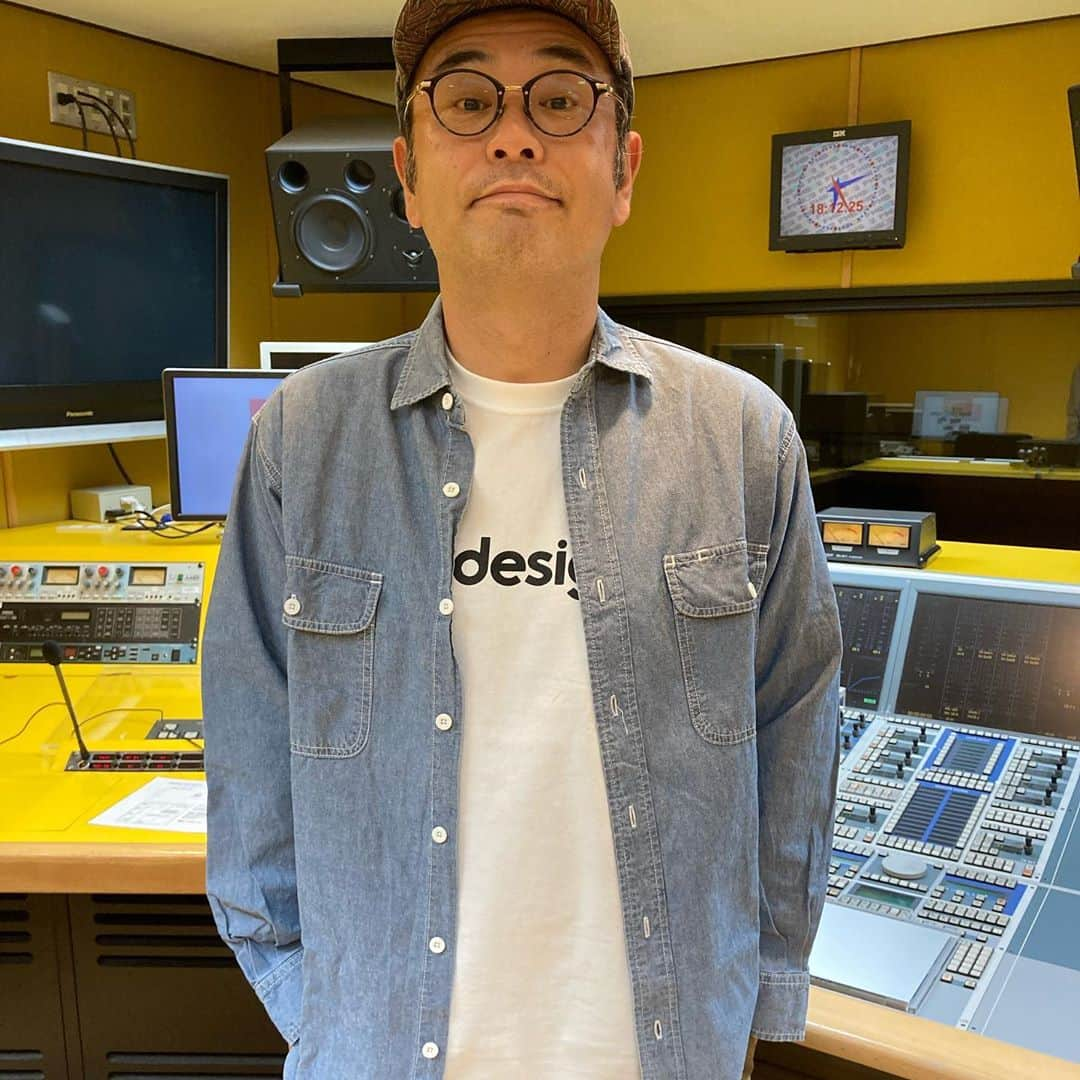 中島ヒロトさんのインスタグラム写真 - (中島ヒロトInstagram)「Tシャツチャレンジその5。  ダブルピースで元気アピール（ホントに元気です・笑）。 白にシンプルなロゴ。これ、すごい好きです。 今日のシャツはビッグマックのシャンブレー。古着ではなく、まだJCペニーで展開していた頃、本国の通販サイトで買ったもの。年代も中途半端で（笑）アメリカ製でもなく、価値うんぬんは分かりませんが、当時翻訳サイトを駆使して頑張って買ったので、大事なアイテムです。一緒に、ヒッコリー長袖、ウェスタンタイプのデニムシャツ長袖、ウェスタンタイプのシャンブレー半袖、シャンブレーのワークシャツ半袖、と買ったんですが、どれもいい状態で現役です。最近、セレクトショップで“BIG MAC”のロゴを見ますが、現代風（笑）になってて、ちょっとなぁ、です。カーハートもそうですが、どうしても世代的にゴリッとワークじゃないとなぁ、と。おじさんです（笑）。 フランクのレイさんのインスタ見て、久々にヴァンズ出してきました。あんまり履いてないので、綺麗。この色も好きだけど、なんかレアな暖色系、ないかなぁ。フランク買い付け部の皆さん（笑）、お願いします。 明日も楽しくやりまーす。  #playdesign #noplaynolife  #bigmac  #jcpenney  #workdaysbecameplaydays  #staycreativestayplayful」5月12日 23時13分 - djhirotonakajima