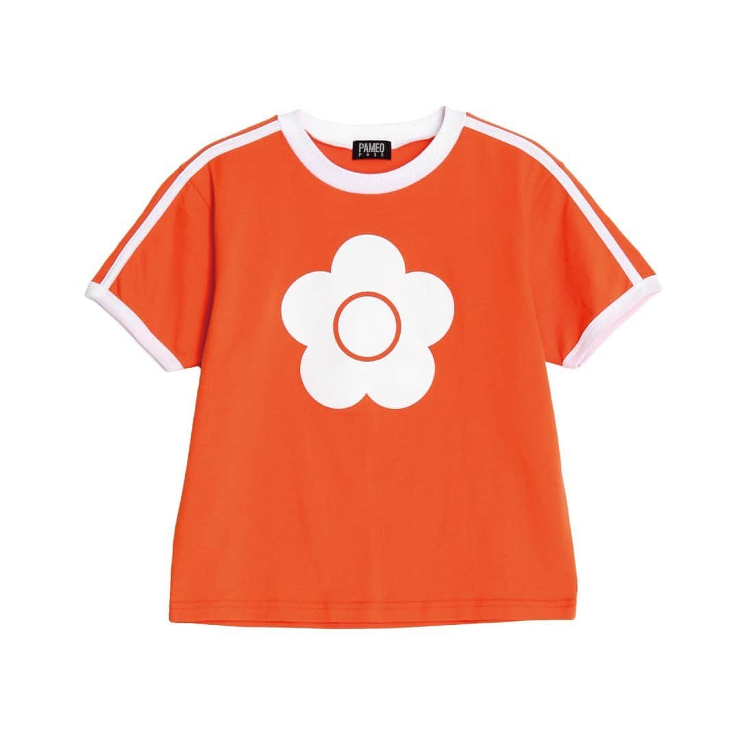 のインスタグラム：「【本日発売！MARY QUANT × PAMEO POSE 初のコラボレーション！】 - マリークヮントブランド誕生65周年&日本上陸50周年を記念し実現したPAMEO POSE @pameopose との コラボレーション - #デイジーチビT - スウィンギングロンドンの代表 マリークヮントを象徴するアイコン デイジーロゴが大胆にプリントされたチビTシャツ 肩のライン・リブの配色、タイトなサイズ感は ７０年代の雰囲気を演出 - 他にも多数展開しています - 詳しくはオンラインショップをチェック！ - ※店舗において臨時休業や営業時間の 変更をさせていただいております お手数ではございますが 店舗の営業時間につきましては 各商業施設・店舗までお問合せください なおオンラインショップでは 通常通りお買い物をお楽しみいただけます - #MARYQUANT #SUMMER2020 #NEWITEMS #FASHION #MARYQUANTXPAMEOPOSE #PAEOPOSE #COLLABOLATION #TSHIRTS - #チビT #Tシャツ #パメオポーズ」