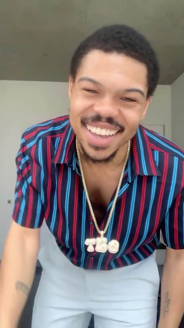 ペリーエリスのインスタグラム：「We have teamed up with artist @taylorbennett to search for America's #GoodGuys! As we fight against COVID-19 together, we are looking to you to nominate people who are deserving of a spotlight during this time. Share your #GoodGuys story in the comments of @taylorbennett post and One Good Guy winner will be selected each week to receive a $1000 e-gift card to spend across @PerryEllis and @OriginalPenguin. Swipe for full T+Cs.」