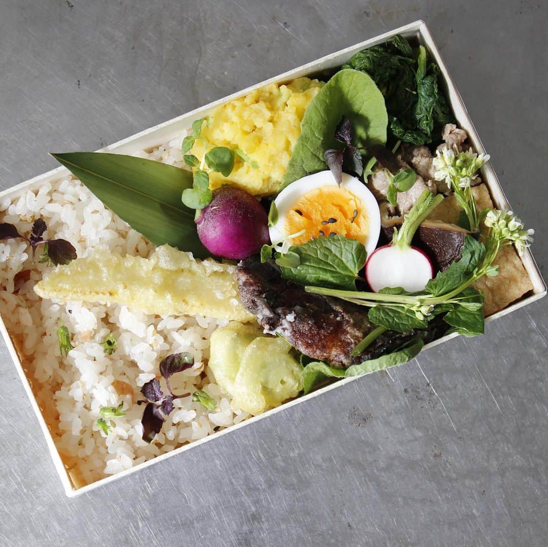 のインスタグラム：「【手紙舎のテイクアウト＆配達】 本日より「季節のお弁当」の内容が新しくなりました。そら豆やヤングコーンの季節の天ぷらや、サワラの竜田揚げ、スナップエンドウのポテトサラダに梅の炊き込みごはんなど。ぜひお楽しみください。明日5月14日(木)のご予約は本日10時より承ります。早くも暑い日が続きますが、調布と狛江市と三鷹の一部地域への配達も承っておりますのでぜひご利用くださいませ。 〈5/14のメニュー〉 ・季節のお弁当 ・キーマカレー　温泉卵のせ ・自家製パンのサンドイッチ（スモークサーモン＆クリームチーズ＆フレッシュ野菜）ミネストローネスープ付き おやつ ・チェリーのレアチーズケーキ ・チョコレートケーキ . 2020/5/13 . ＃手紙舎＃手紙社＃お弁当＃テイクアウト＃デリバリー＃レアチーズケーキ＃チョコレートケーキ ＃調布＃狛江＃三鷹」