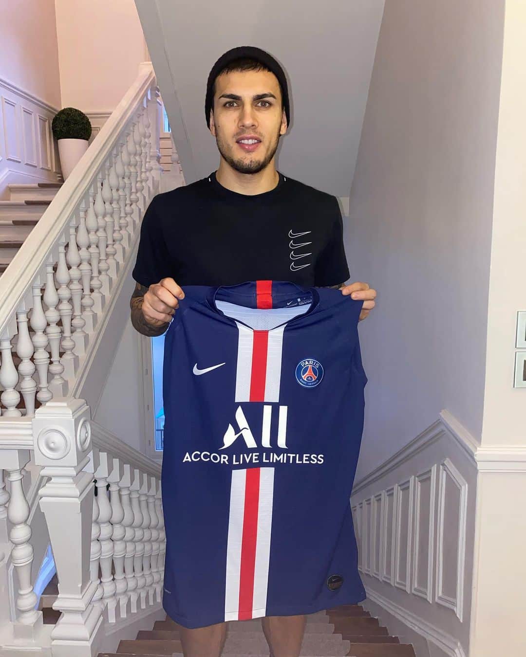 レアンドロ・ダニエル・パレデスのインスタグラム：「SORTEO . Hola a todos! Les tengo una sorpresa, junto a mi amigo Diego “peque” Schwartzman vamos a sortear mi camiseta del PSG y una de sus  raquetas. .  Como participar? 👉🏼 Seguime, segui a @dieschwartzman , likea esta publicación y etiqueta a tres amigos. 🥇Camiseta del PSG autografiada 🥈Raqueta de Schwartzman autografiada . 👉🏼 Tenes tiempo de participar hasta el jueves 14 a las 8pm (hora Argentina) y anunciaremos a los dos ganadores por esta vía.」