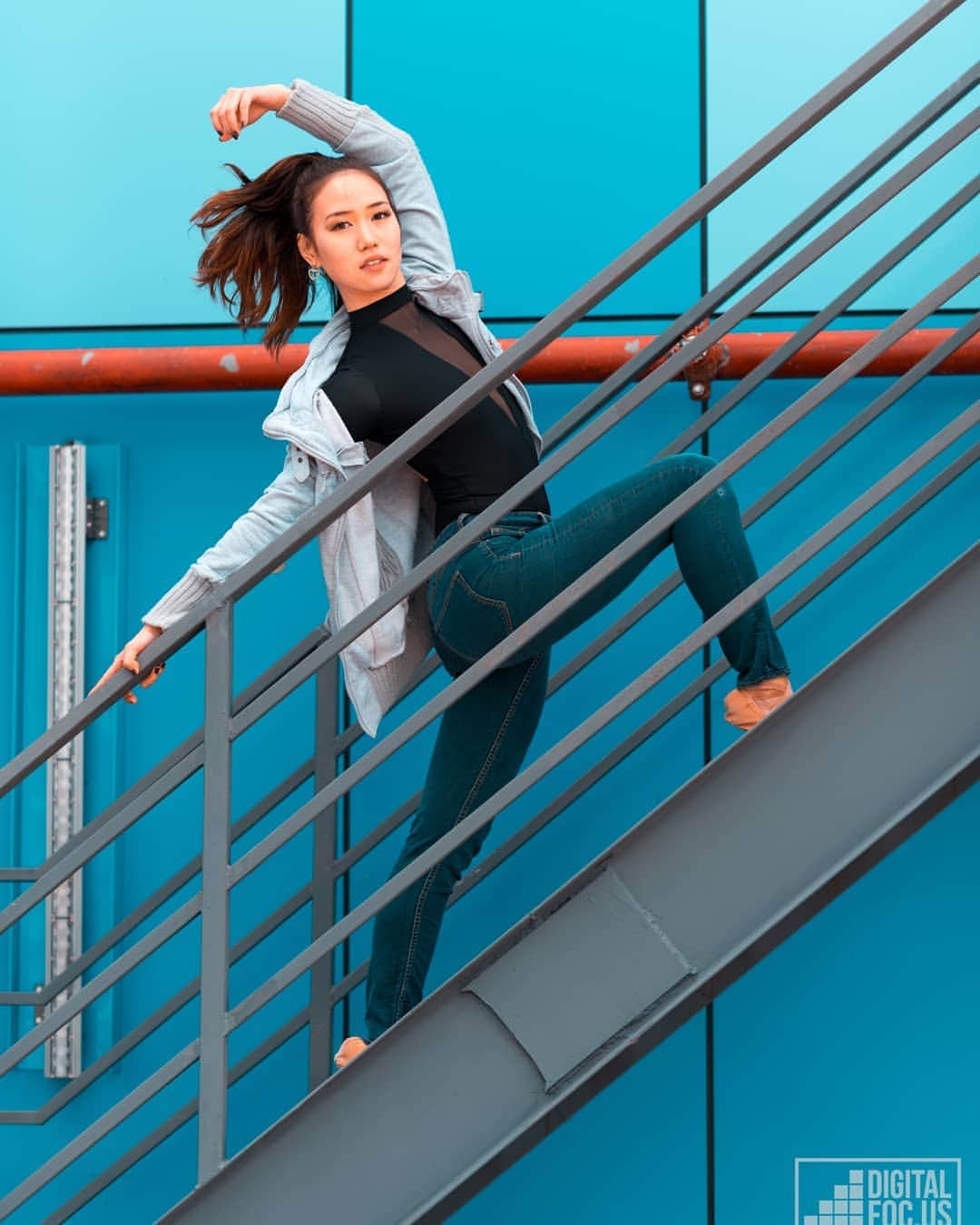 Lily Saito (齊藤莉理)のインスタグラム：「When in doubt, flip yo hair! 😂💙💙💙 |📸 @portraitsatl |」