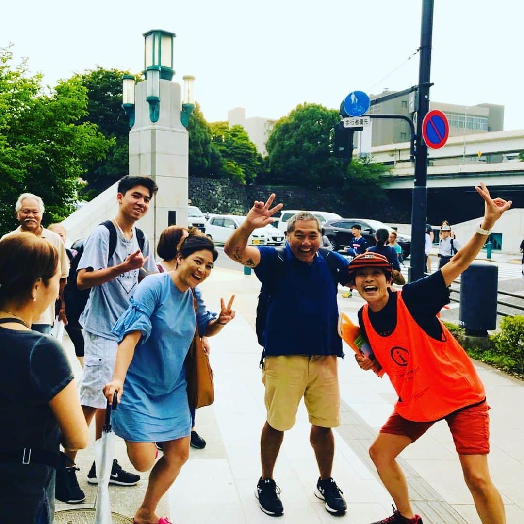 皇居ランナビのインスタグラム：「今は活動自粛中ですが😭 皇居ランナビを運営している「おもてなしランナー協会」では、千代田区観光協会と協働で皇居周辺の道案内ボランティアをしています。  ハワイからの大家族の皆さまは、すごく陽気で楽しい方たちだったなぁ😆  道案内の英語はへっぽこでも、伝えようという思いがあれば、何とか通じ合える✨  またこんな風に、皇居でたくさんの笑顔が見れる日が早く戻りますように😊  今日も暑くなるそうです☀️ 熱中症に気を付けて、元気に一日をお過ごしくださいね💕  #去年の写真 #皇居 #皇居ランナビ #皇居ラン #皇居ランナー #おもてなしランナー #ランニング #ハシリマスタグラム #running #runner」