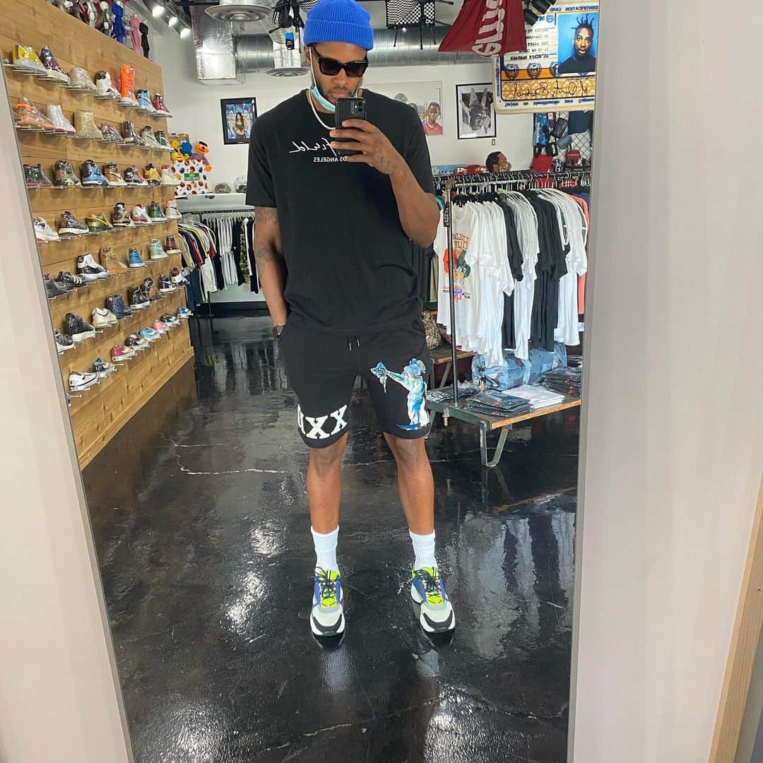ルディ・ゲイのインスタグラム：「Being an adult is like folding a fitted sheet. No one really knows how.」