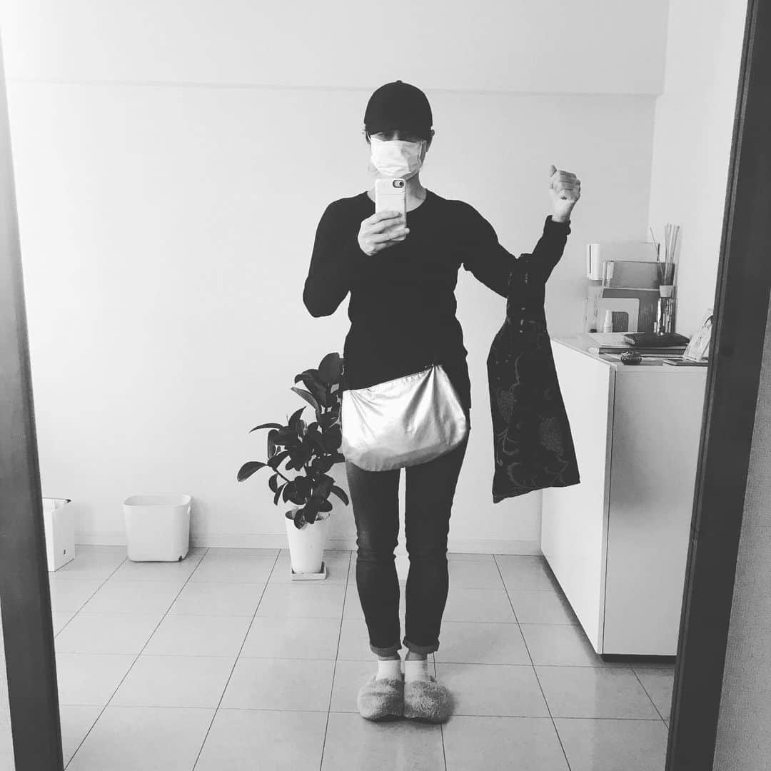 間々田佳子のインスタグラム：「本日は早起きして築地に買い出し❣️ 美味しいマグロと脳天買うぞ！ 気合いを入れて行きましたが…  休みでした〜〜😭😭😭 #ショック」