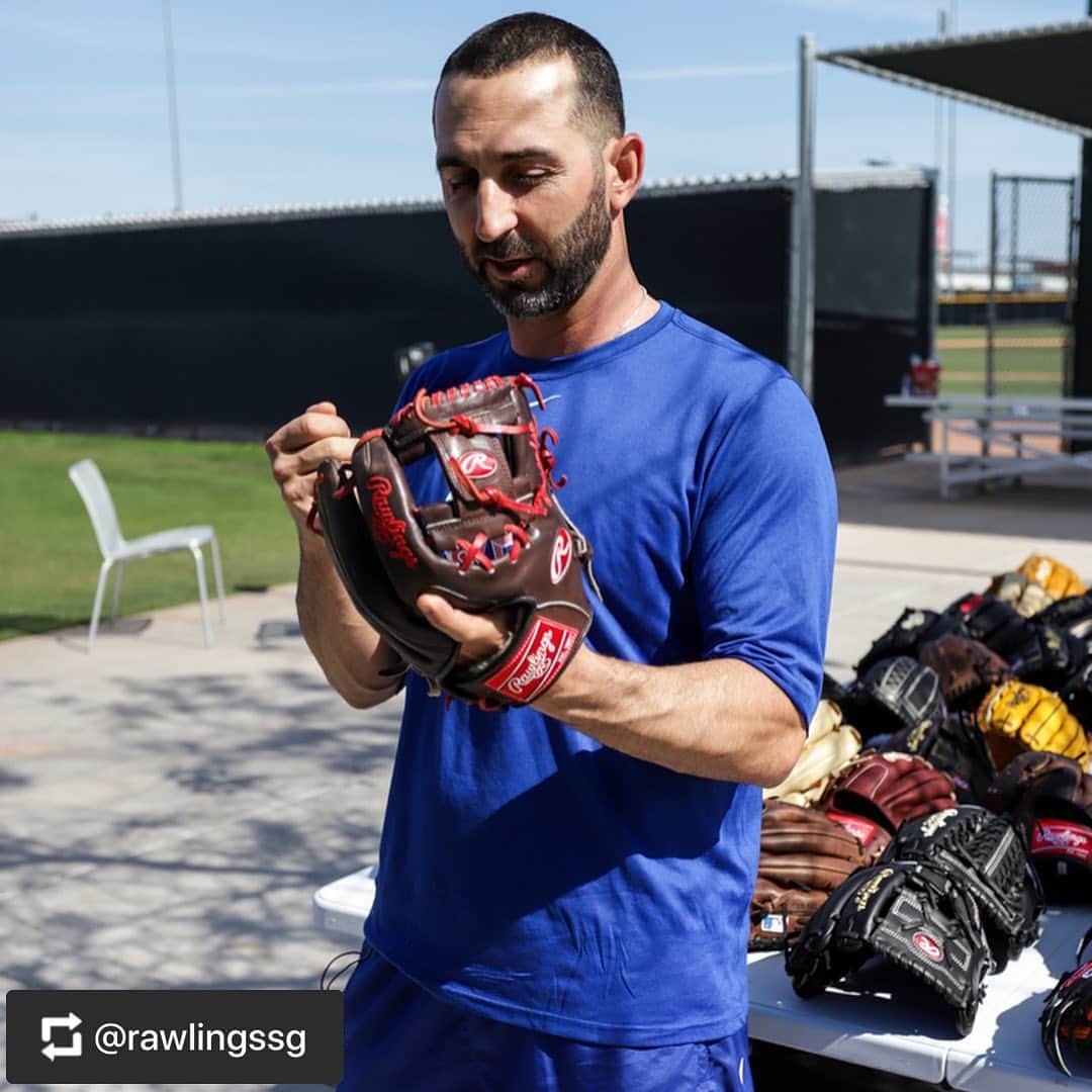 Rawlings Japanさんのインスタグラム写真 - (Rawlings JapanInstagram)「#Repost @rawlingssg with @get_repost ・・・ We continue our #RawlingsGloveDay @cubs  coverage with more exclusive behind-the-scenes content! Check out stars like Jason Heyward, Kris Bryant, Kyle Hendricks, and Anthony Rizzo deciding what they want on their 2020 gamers🔥 . .  #TeamRawlings #SpringTraining #MLB  #TheMarkOfAPro @chicagocubsnation @chicago_cubs__fanpage  @mlb_players @rawlings_japan_llc」5月13日 9時13分 - rawlings_japan_llc