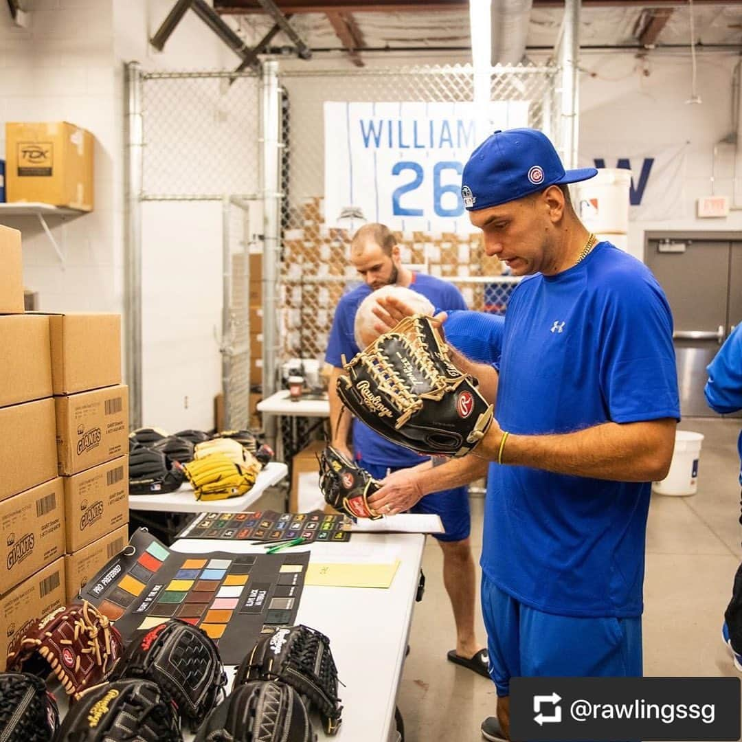 Rawlings Japanさんのインスタグラム写真 - (Rawlings JapanInstagram)「#Repost @rawlingssg with @get_repost ・・・ We continue our #RawlingsGloveDay @cubs  coverage with more exclusive behind-the-scenes content! Check out stars like Jason Heyward, Kris Bryant, Kyle Hendricks, and Anthony Rizzo deciding what they want on their 2020 gamers🔥 . .  #TeamRawlings #SpringTraining #MLB  #TheMarkOfAPro @chicagocubsnation @chicago_cubs__fanpage  @mlb_players @rawlings_japan_llc」5月13日 9時13分 - rawlings_japan_llc