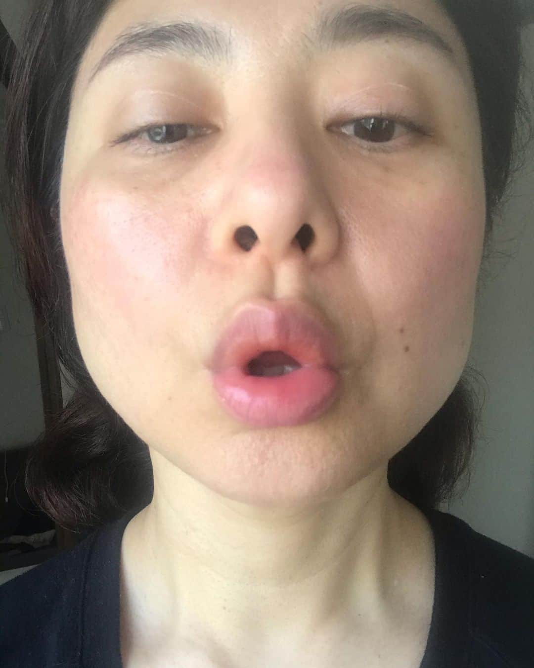 間々田佳子のインスタグラム：「びっくりさせてごめんなさいね…🙇‍♀️ 昨日は たくさん顔のトレーニングをしたので… 今朝の唇 弾力良し👍 凹凸良し👍 血色良し👍  #間々田佳子 #ちょっと間抜けな顔ですいません でも #筋肉はいくつになっても鍛えられる と 伝えたくて^ ^  唇って年齢と共に 薄っぺらくなったり  またカサついたり…  リップ塗らなくても #プルルンリップ できますよ♡  この写真は唇にチカラ入れていないです^_^  プルルンリップ 一緒に作りましよう！  #コアフェイストレーニング #表情筋トレーニング  #表情筋  #顔の筋トレ #公式LINE登録してね！  mamadayoshiko.com」