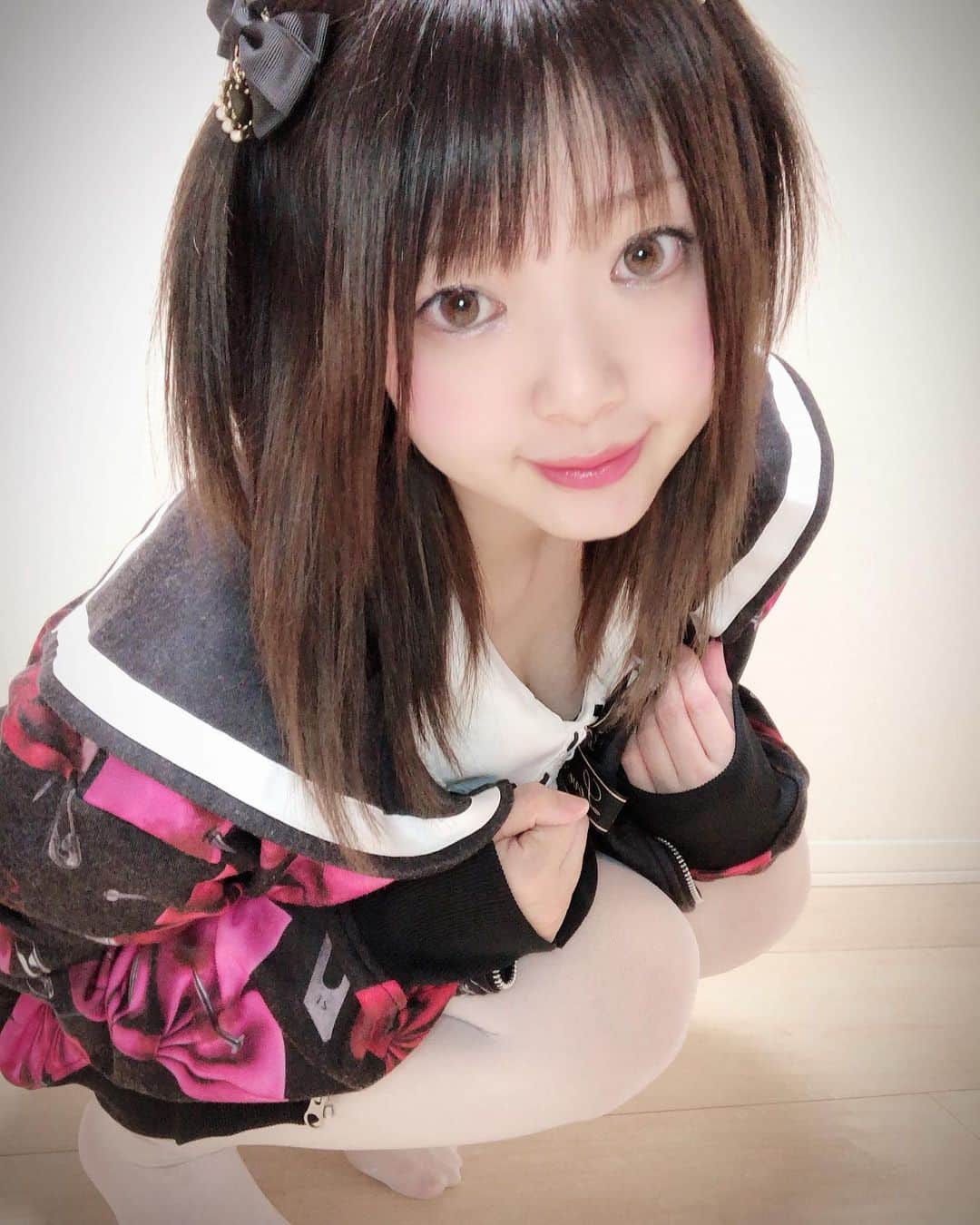 音羽莉夢のインスタグラム：「おはにょん🦙🦙🦙🦙🦙 早く落ち着くといいな٭❀* #童顔ロリ巨乳 #合法ロリ #ロリコンホイホイ #撮影会モデル #音羽莉夢 #アミックエンターテインメント  #グラドル自画撮り部 #グラドル #travastokyo  #lizlisa #ツインテール #白ニーハイは正義  #リズリサ」