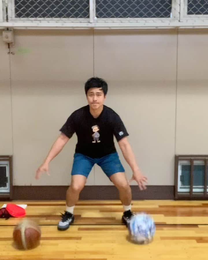 栗原祐太のインスタグラム：「【今日のやってみよう】 今日もバスケットボール2個でやってみましょう ✔︎毎回自分の限界くらい強く早く ※強くするための動画もYouTubeにあげてます👍 ✔︎頭の高さ3回→腰の高さ3回→膝の高さ3回→頭3→腰3→膝3→繰り返す  フルバージョン↓ youtu.be/6SI1lED-NUo  チャンネル登録やコメントお待ちしております🙇‍♂️↓ http://www.youtube.com/channel/UC91kuxrhvM3s5GyoPA-OvlQ?sub_confirmation=1  #バスケ #バスケットボール #ドリブル　#練習　#上達 #初心者　#youtube #一緒に　#一緒に頑張ろう  #やってみよう」
