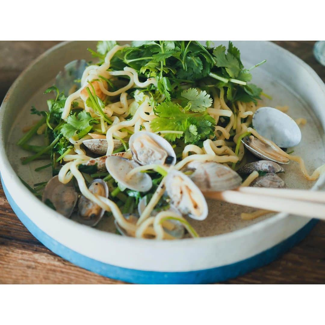 高山都さんのインスタグラム写真 - (高山都Instagram)「暑いなー夏みたいだな。 最終回を観ようかどうしようか悩んだ深夜1時、号泣するって感想ばかりにドキドキして、ベッドへ。 その前にもずっと泣いて観てた。笑 目が糸みたいになりそうだなと思ってやめた。 残すは…あと1話。寂しい。 お腹が空いて起きて、1袋残っていた焼きそば、砂抜きして冷凍しておいたアサリとパクチーを合わせて。 味付けは、潰したニンニクとごま油と少しの魚醤。 さっぱりしてて美味しい。 どうしよう…仕事もしなきゃだけど、手につかない。夜まで待つか、観ちゃうか。 そうw #愛の不時着 の話。 #みやれゴハン」5月13日 9時54分 - miyare38