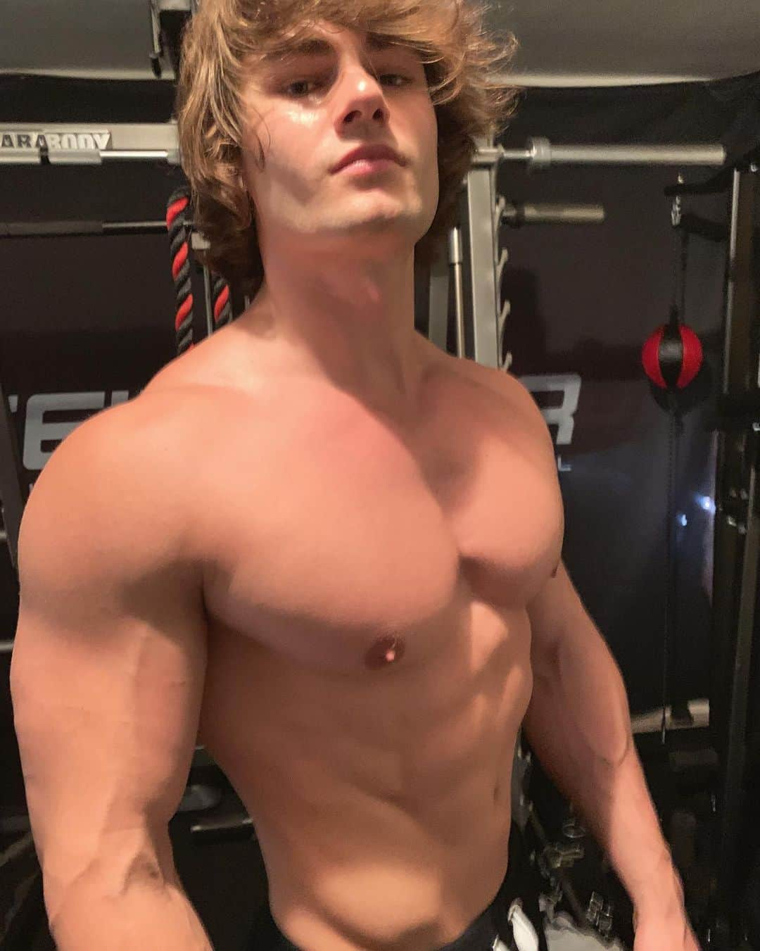 Jeff Seidさんのインスタグラム写真 - (Jeff SeidInstagram)「About 6 weeks into the bulk and filling out nicely. Abs are starting to fade and holding some water. Stuffing my face every 90 minutes and drinking multiple mass gainer shakes for around 6k cals daily. No one said this shit was easy. But if you can’t handle me when I’m bulking, you sure as hell don’t deserve me when I’m shredded.」5月13日 9時54分 - jeff_seid