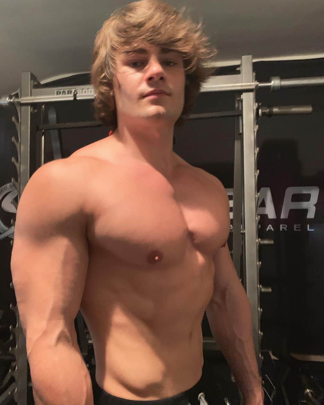 Jeff Seidさんのインスタグラム写真 - (Jeff SeidInstagram)「About 6 weeks into the bulk and filling out nicely. Abs are starting to fade and holding some water. Stuffing my face every 90 minutes and drinking multiple mass gainer shakes for around 6k cals daily. No one said this shit was easy. But if you can’t handle me when I’m bulking, you sure as hell don’t deserve me when I’m shredded.」5月13日 9時54分 - jeff_seid