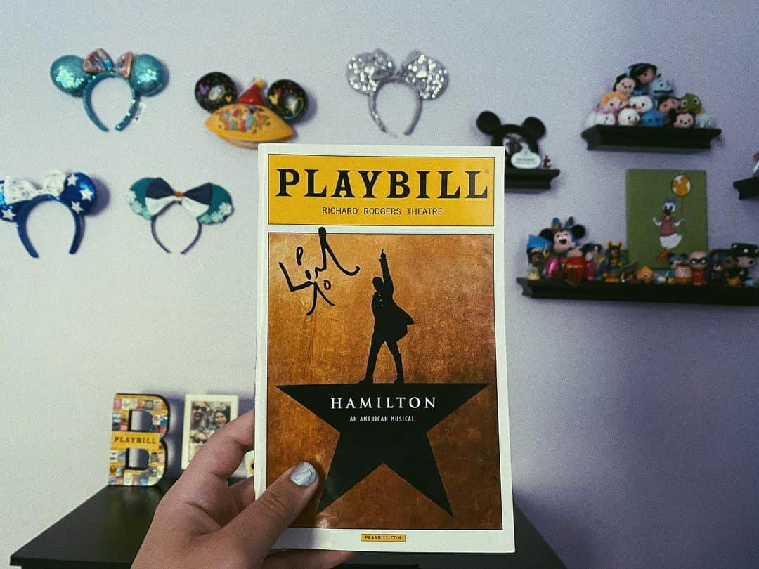 リン・マニュエル・ミランダのインスタグラム：「Hamilton: An American Musical is coming to DISNEY PLUS💫💫💫✨⭐️✨✨✨⭐️⭐️🌟✨💫✨✨(peep my framed selfie with Lin) ✨✨ #hamilton #hamiltonmusical #disney #disneyplus #broadway #musicals #theatre #flexingmyOBCplaybill #hamilfilm」