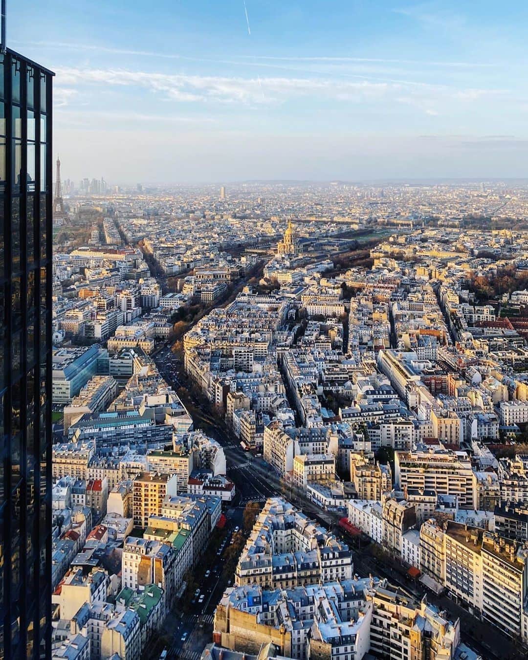 My Little Parisさんのインスタグラム写真 - (My Little ParisInstagram)「“La plus belle vue de Paris ? C’est du haut de la Tour Montparnasse puisque c’est le seul endroit d’où on ne la voit pas.” Et vous qu'en pensez-vous ? On la remercie tout de même pour l'horizon qu'elle offre. 🇬🇧: “The most beautiful view of Paris? It’s from the top of Montparnasse Tower as it’s the only place where you can’t see it.” What do you think? It does offer a pretty nice skyline. (📸 @m.ilie)」5月13日 1時03分 - mylittleparis