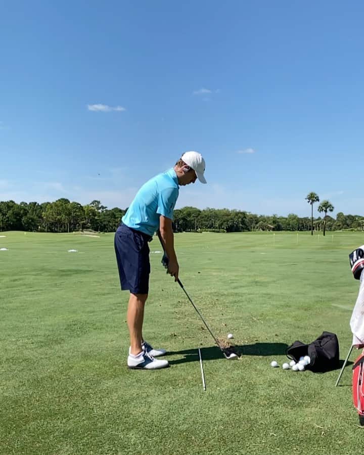 ジャスティン・トーマスのインスタグラム：「Beautiful morning for a little range work, first time in a while! Worked on getting those cuts starting left (the ball in front for reference) 🏌️」
