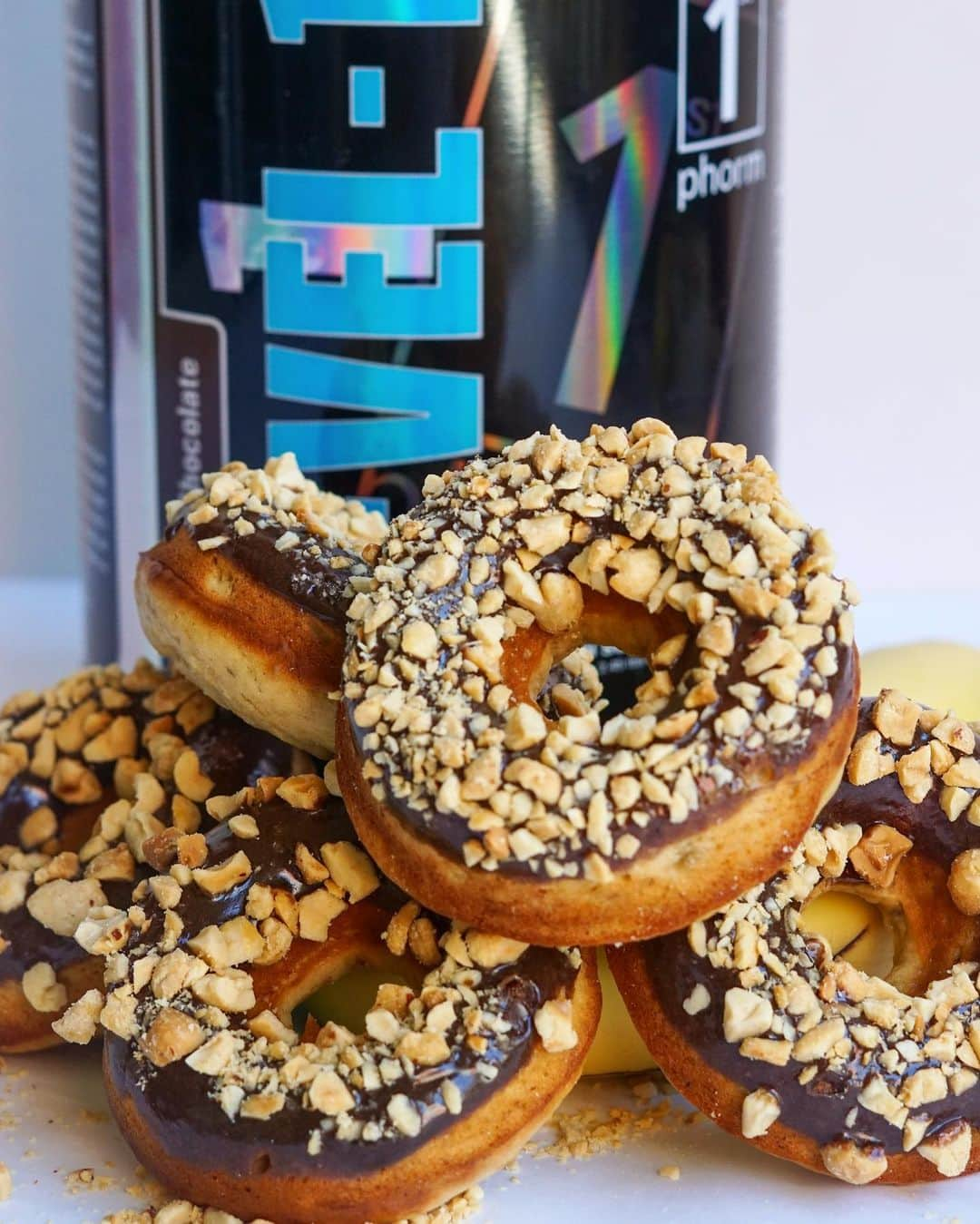 アナ・チエリさんのインスタグラム写真 - (アナ・チエリInstagram)「Ooooh my gosh!! Peanut Butter Banana Donuts with Chocolate Glaze 🍩🍩🍩 If you know me you know I love donuts! 😋🙌🏼 and if you are trying to make gains nothing is better than a treat with protein 💪🏼😆 Give this @1stphorm Protein Donut recipe a try and let me know what you think.  Peanut Butter Banana Donuts with Chocolate Glaze 🍩👇🏼🍌 Makes 6 donuts Ingredients: Banana Donuts ¾ cup flour (120 g) ¼ cup cinnamon cookie batter protein powder (20g) ¼ cup creamy peanut butter (62g) 2 tbs maple syrup (40g) ¼ tsp baking powder ¼ tsp baking soda ¼ tsp salt 1 tbs applesauce (20g) 1 egg 1 teaspoon vanilla extract ¼ cup oat milk (62g) 1 ripe banana (105g)  Chocolate Glaze 1 scoop protein powder (37g) 3-4 tbs milk of choice 1 tbs cocoa powder 1 teaspoon vanilla extract 1/3 cup crushed peanuts for topping, if desired  Directions:  1.Preheat oven to 350F degrees & spray donut pan with coconut oil  2.Combine all the dry ingredients (flour, protein powder, baking powder, baking soda, and salt) in a bowl 3.In another bowl mash ripe banana  4.Add applesauce, peanut butter, egg, vanilla extract, milk, and maple syrup to bowl with mashed banana 5.Whisk to combine  6.Fold dry ingredients into the banana mixture until just combined 7.Fill a piping bag (gallon sized zip lock bag works just fine) with batter, cut the tip of the bag, and fill donut wells  8.Bake for 15 minutes, until golden brown  9.Remove from the oven and place on a cooling rack  10.While donuts cool prepare the glaze 11.Whisk together protein powder and cocoa powder 12.Add milk 1 tbs at a time until desired consistency is reached (~3-4 tbs) 13.Remove donuts from pan and dip in glaze 14.Sprinkle with crushed peanuts, if desired  Hope you enjoy!! #iam1stphorm #1stphormrecipe #baking #yum 😋」5月13日 1時14分 - anacheri