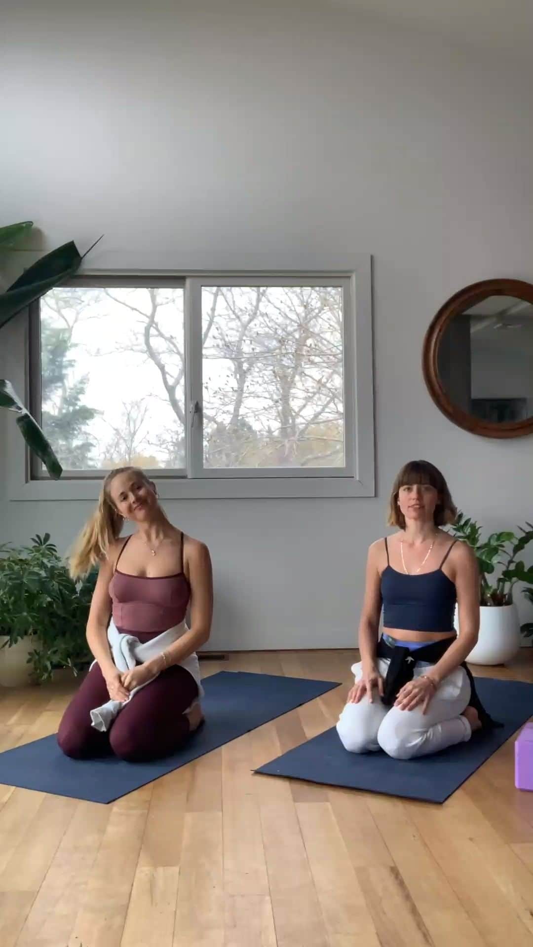 Vita Coco Coconut Waterのインスタグラム：「*GIVEAWAY* comment below to receive a month free of @skyting yoga」