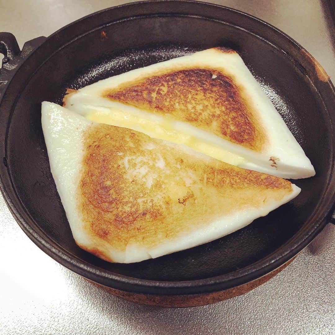 神尾佑のインスタグラム：「はんぺんチーズ焼き。なんでこんな簡単なものがとてつもなく美味しいのだろう。」