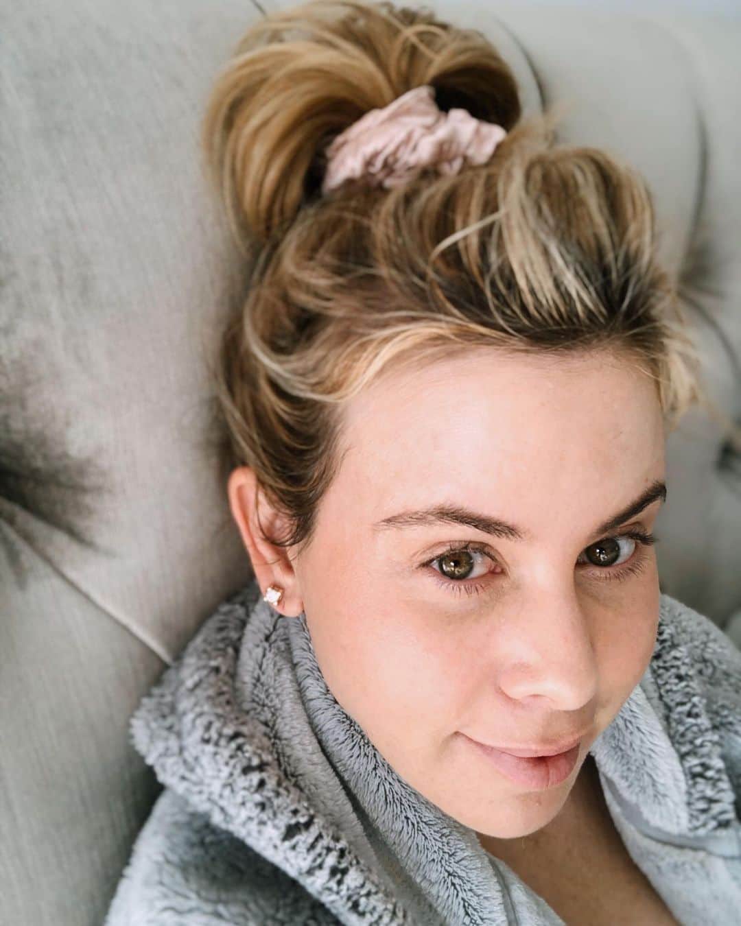 タラ・リピンスキーのインスタグラム：「Day whatever. Who will remember how to apply makeup or curl their hair after this is all over?? 💄I will definitely need a trial run.」