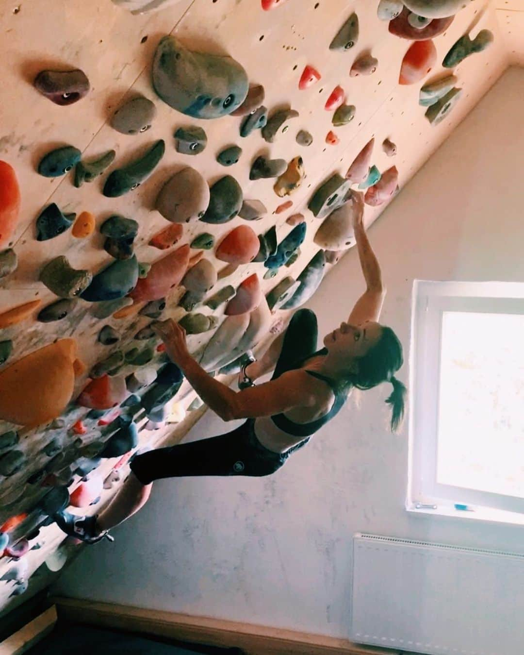 ジュリアン・ワームさんのインスタグラム写真 - (ジュリアン・ワームInstagram)「Squeezed in a home session today and had so much fun on the wall 😍. Very excited for some more climbing soon!!」5月13日 1時28分 - julewurm