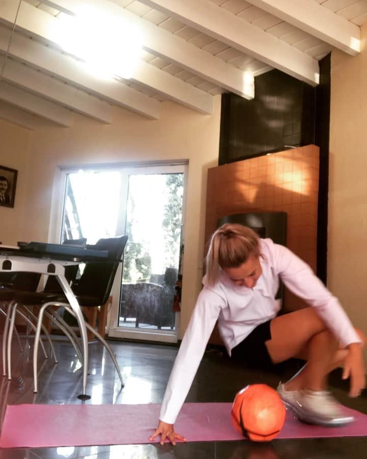 ジャッキー・グローネンのインスタグラム：「Nike living room cup - week 6!  I underestimated the time limit on this a little bit but in my best attempt I did 22 ‘Virgil van Dijk boss abs blasters’ in 45 seconds.  How many can you do?  Thanks for the challenge @virgilvandijk  #playinside #livingroomcup」
