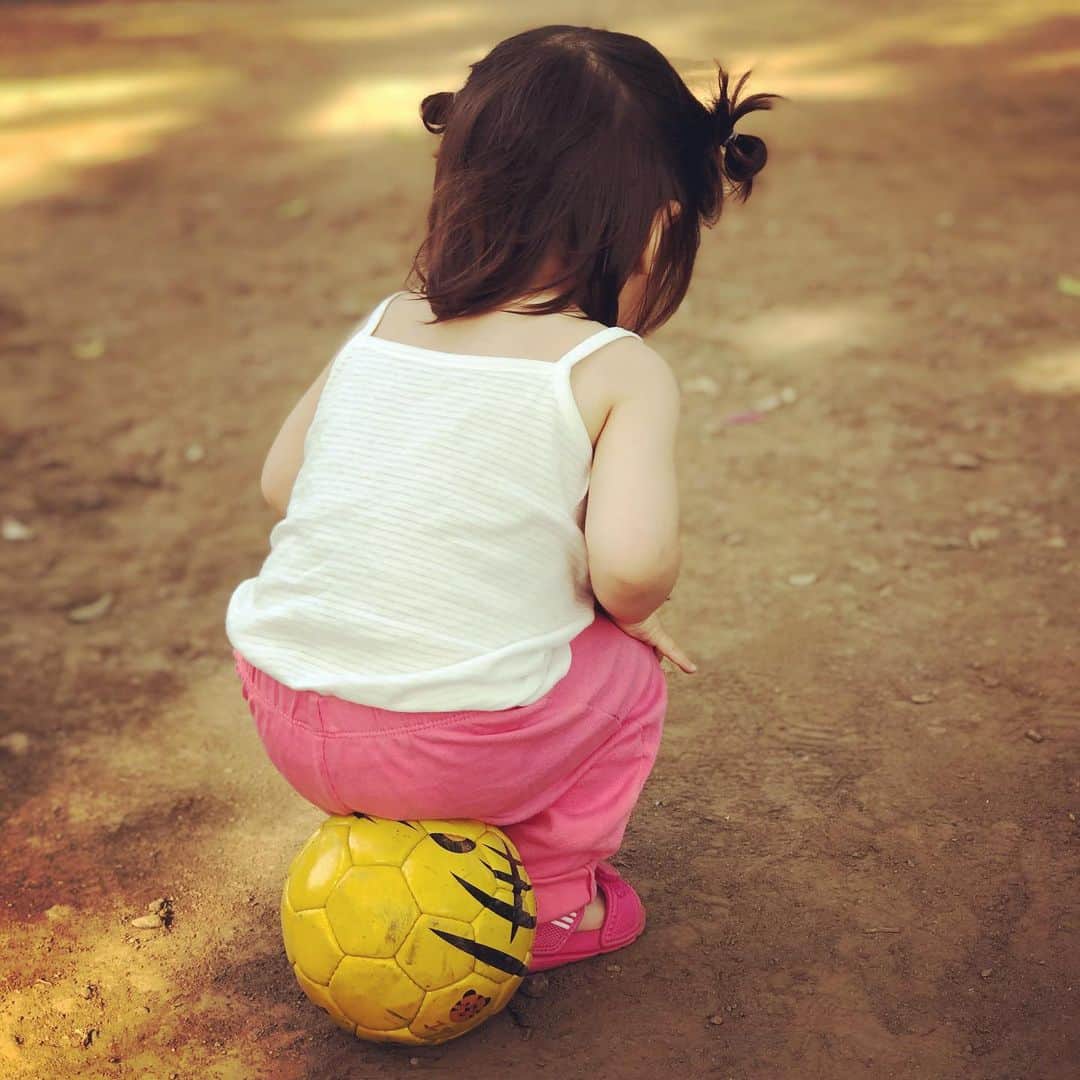 神尾佑のインスタグラム：「久しぶりに公園で遊ばせることができた。遊具が使えなくても子供は走り回るだけで楽しそうw ってボールで休憩ww」