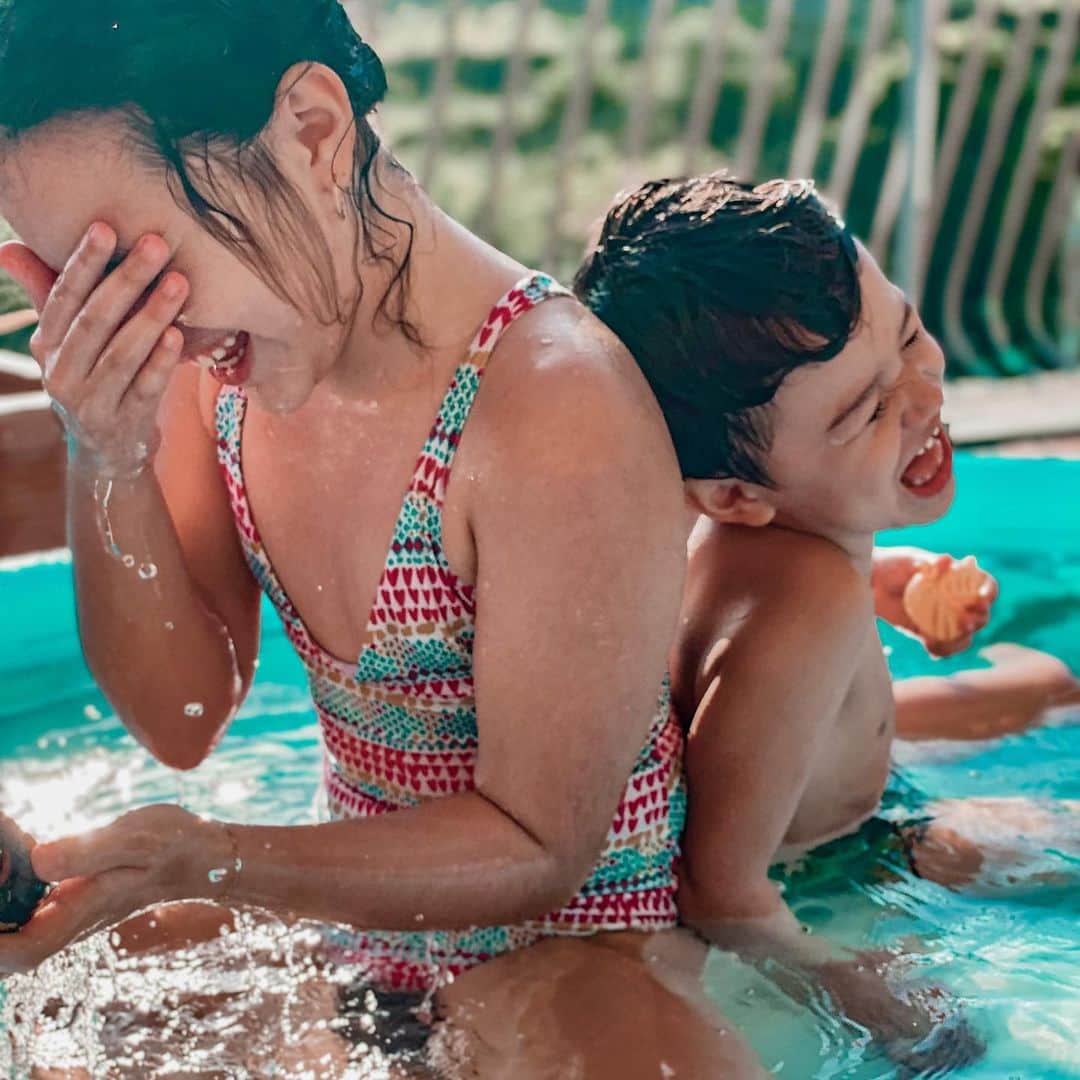 ジェシカ・スターリングのインスタグラム：「Siiii es una piscina inflada... pero nos encanta y la disfrutamos igual a una grande 😍👏🏻 #quarantine」