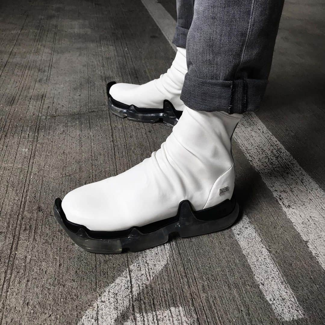 スウェアさんのインスタグラム写真 - (スウェアInstagram)「Coming with a stretch leather upper and a transparent AIR sole. The AIR Revive is handmade and ready to be shipped to you in 3 weeks. Available at Farfetch.com. #swearlondon」5月13日 1時41分 - swearlondon