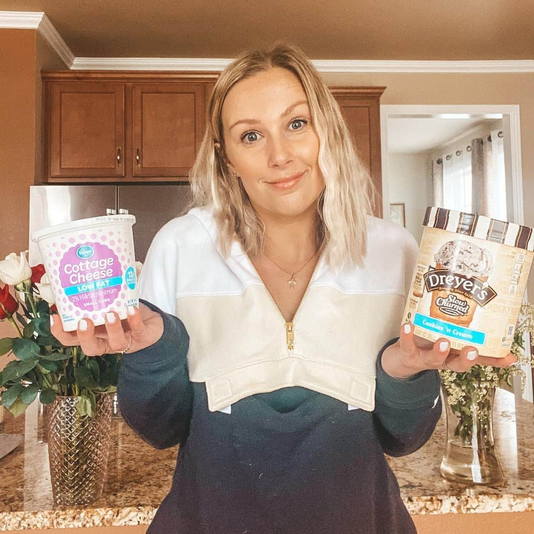 マリヤ・コロレバのインスタグラム：「⬆️ Me in quarantine...always battling myself to make healthy food choices and not fall into the tempting trap of ice cream 😩😂🙊 • There is a 🚨NEW POST🚨on the blog: Sports Nutrition in Quarantine🍏 Katie Spada (@fueling.former.athletes) is back to share her tips about if/how athletes should be adjusting their diet in quarantine! 🍳🥑 • This post will bring so much value to not only athletes but anyone who is struggling with nutrition during the quarantine! I DEFINITELY needed to hear her advice on how to change my diet while I’m home🤓Click the link in my bio or visit mariyakoroleva.com to take a gander! ☺️」