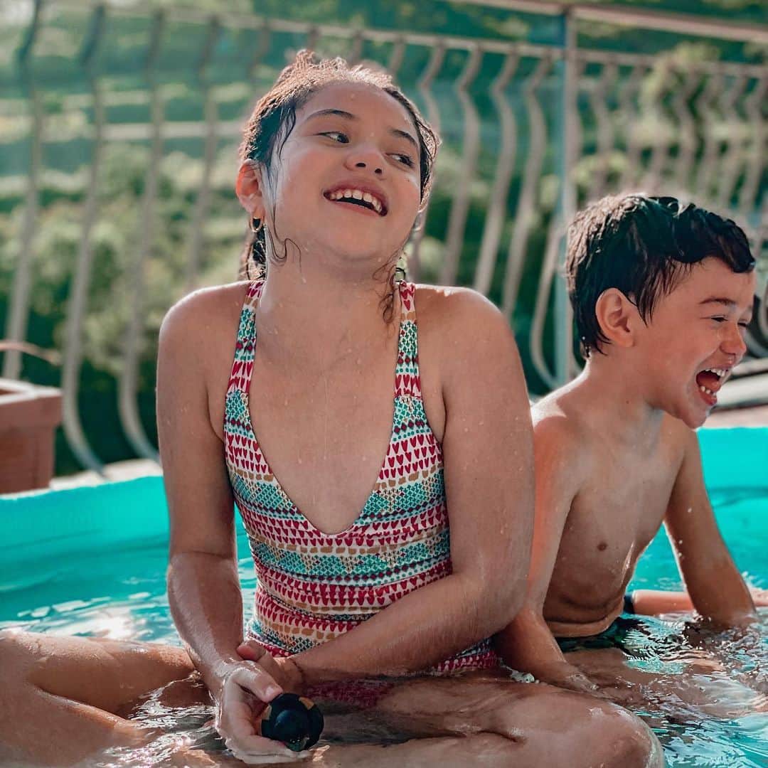 ジェシカ・スターリングのインスタグラム：「Definitivamente las mejores cosas de la vida son momentos! Y ellos 👫 si que saben  disfrutar de las pequeñas cosas, con su inocencia y sus ocurrencias nos enseñan que cada dia es una nueva oportunidad para amar mas, compartir mas y disfrutar sin importar las circunstancias #todovaasalirbien #quarantine」
