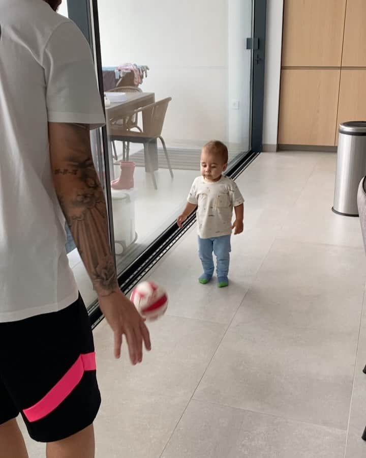 ヘスス・フェルナンデス・サエスのインスタグラム：「Más derecho que ná!🤣. ⠀ ❗️Que buen año y seis meses gordito❗️.⠀ @sevillafc ¿hay una ficha más por ahí? 😅」