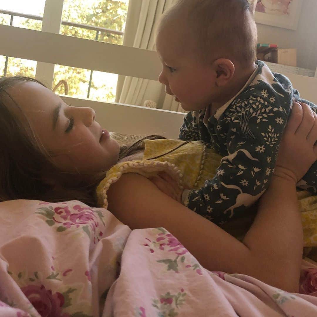 カテリーナ・スコーソンのインスタグラム：「This Mother’s Day I was gobsmacked and awestruck by the love that filled up our house. In the midst of quarantine love is stronger than ever. #goddesses #mamas #daughters #sisters #twinsies #trifecta ❤️❤️❤️」