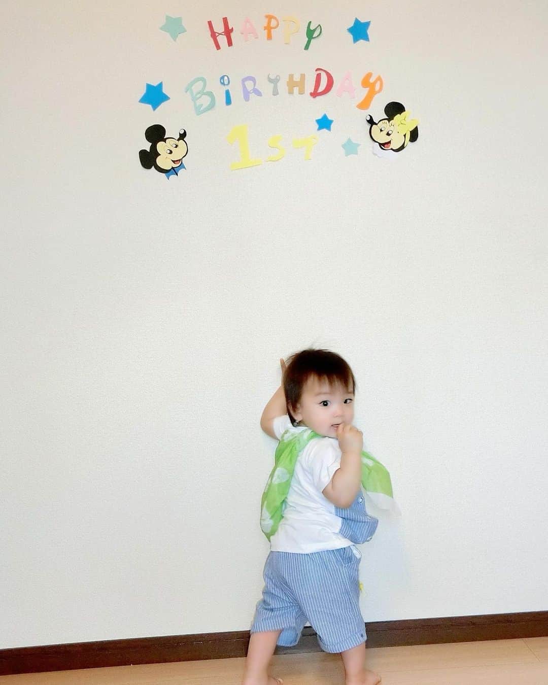 Momoeのインスタグラム：「おれ、1歳のお誕生日に 一升餅背負ったんだぜ😎‼️✨ どうだ❓カッコイイだろ‼️ おれの後ろ姿を見てくれ‼️‼️‼️✨ . この後泣くかと思いきや 背負って歩いてボール遊びしてた😂 つ、強い、、😂😂 . #happy #家事 #育児 #family #家族 #boy #smile #男の子 #息子 #code #love #lucky #kids #子供 #thankyou #宝物 #ベビー #fashion #follow #boy #パパ #ママ #家族写真 #男の子ママ #赤ちゃん写真 #photo #子育て #1歳 #flower」