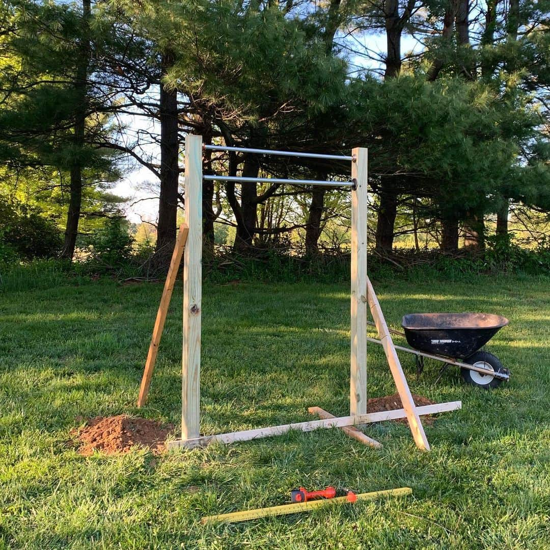 マイケル・パーソンズのインスタグラム：「Quarantine project #2528352 is underway, I’m building a backyard gym 💪🏼💪🏼💪🏼 We got: 1) chin up bar, 2) removable second bar for inverted sit ups, 3) dip bar, 4) squat rack, 5) mounting point for climbing rope」