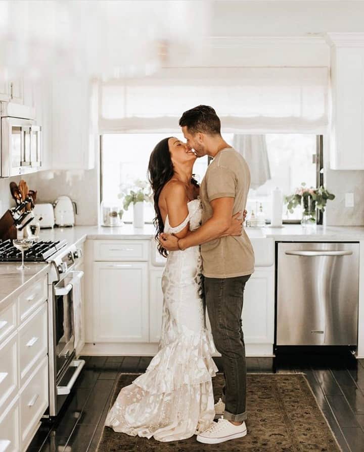 のインスタグラム：「Tired of scrolling through Instagram wishing you could get creative? Want to sprinkle some fun into your feed like these cuties? Head to the link in bio for plenty of ways to capture easy snapshots without leaving your house. 📷 @sydneybliss_photo 🤵 @general_cornwallis 👰 @kaitlynnp」