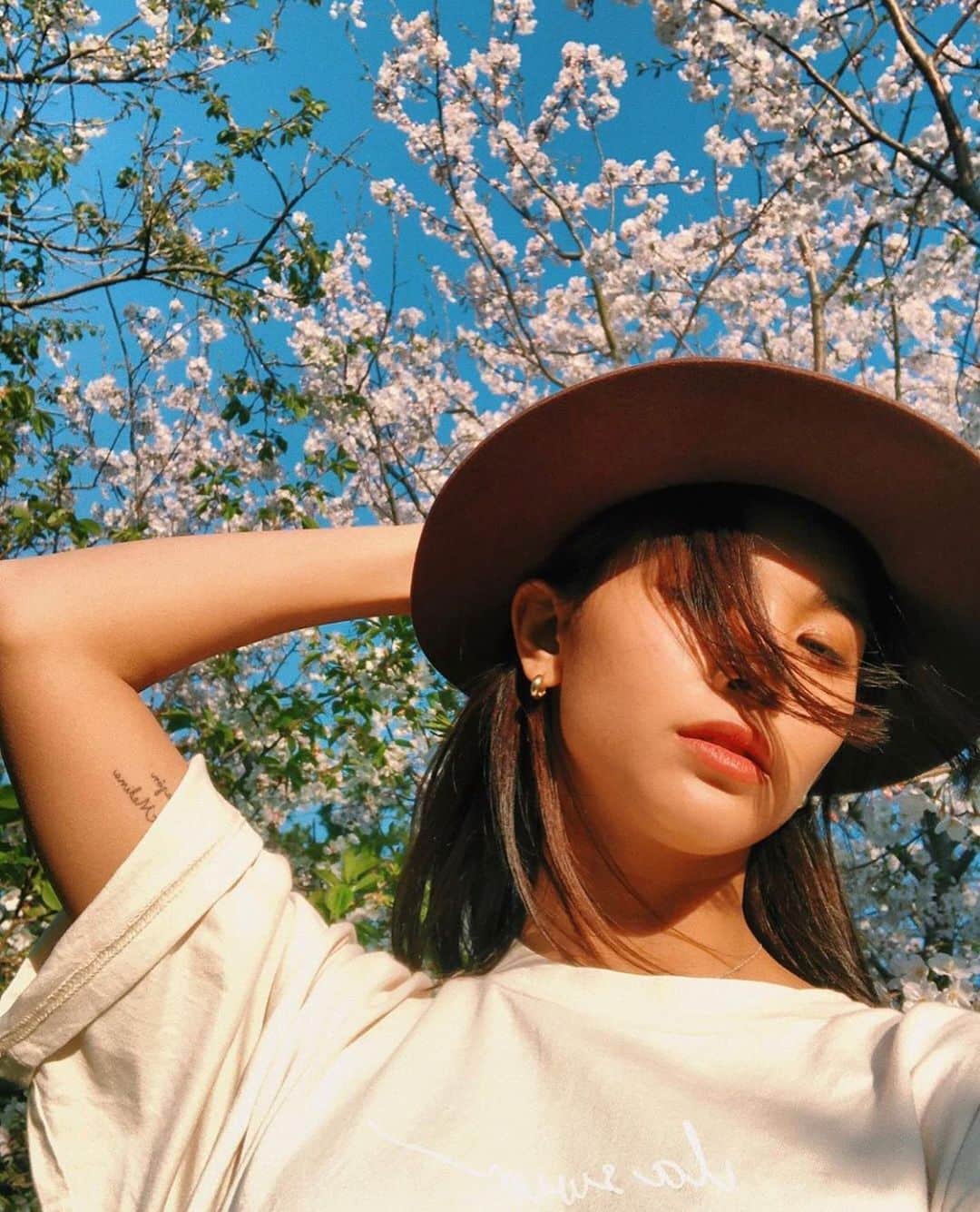 ILAのインスタグラム：「Spring is here 🌸🌞Masa wearing our Signiture tee in beige. #ilaswim」