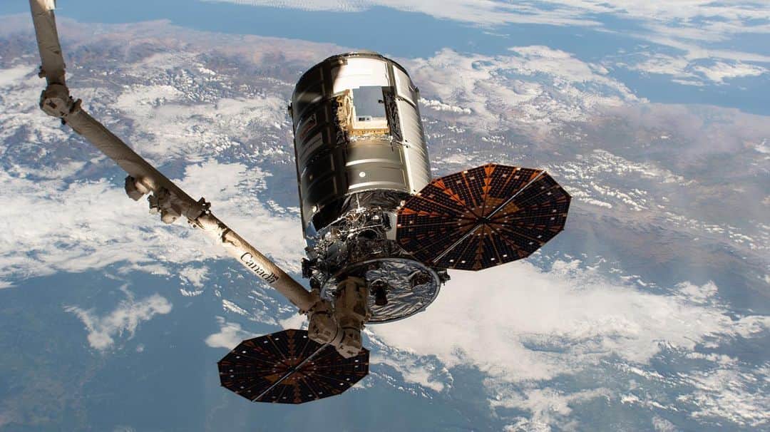 国際宇宙ステーションさんのインスタグラム写真 - (国際宇宙ステーションInstagram)「Northrop Grumman Corporation's Cygnus space freighter left the space station on Monday and it will orbit Earth until the end of May for more space research. #nasa #csa #nothropgrumman #unitedstates #canada #cygnus #cargo #robotics #international #space #station」5月13日 2時29分 - iss