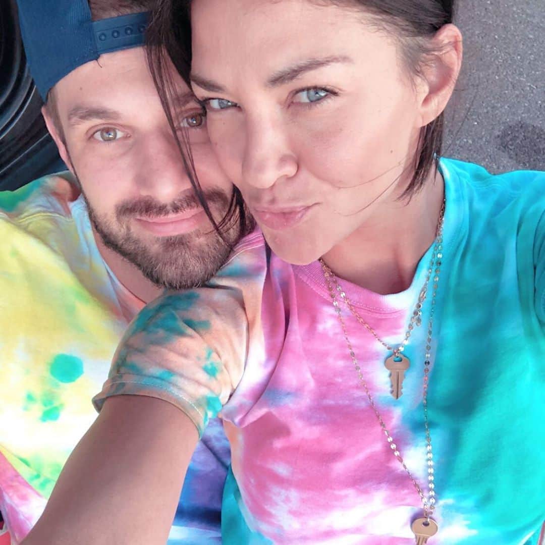 ジェシカ・ゾアのインスタグラム：「💚🌸⭐️❄️Tie dye with my ride or die🌵🐠🐊🦋💕」