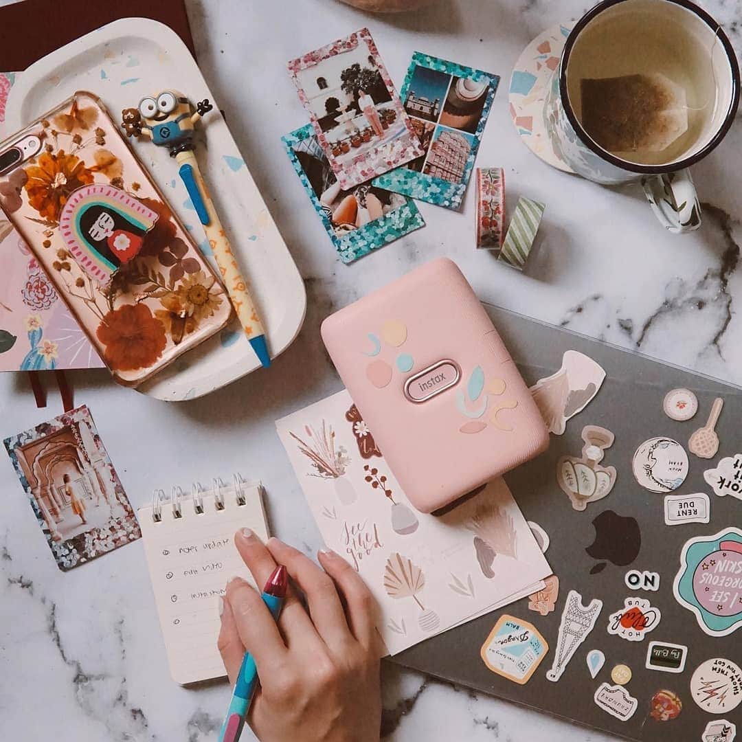 Fujifilm Instax North Americaさんのインスタグラム写真 - (Fujifilm Instax North AmericaInstagram)「Remember: keep the 𝕘𝕠𝕠𝕕 𝕧𝕚𝕓𝕖𝕤 going by surrounding yourself with everything you love. ⁠ ⁠ Image Source: @instaxonframe⁠ ⁠ #instaxathome⁠ #stickerlife⁠ #minilink⁠ #dontjusttakegive⁠」5月13日 3時09分 - fujifilm_instax_northamerica