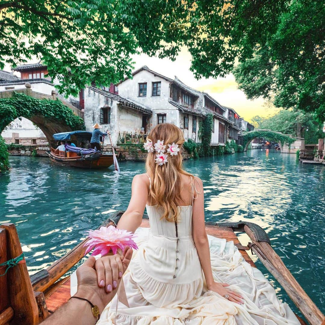 Murad Osmannさんのインスタグラム写真 - (Murad OsmannInstagram)「#followmeto Zhouzhuang - The Venice of the East. One of the most beautiful and picturesque water-towns in China 🇨🇳. It was extremely packed with tourists when we were there - so my advice would be to shoot during sunrise. By the way do you know what the lotus flower symbolizes in Chinese culture?  Which image in gallery you like the most? 🙃  #следуйзамной в Чжоучжуан - Восточную Венецию. Это один из самых живописных и известных китайских городов на воде. Там, конечно было очень много туристов - поэтому советую снимать на рассвете. Кстати, а вы знаете, символом чего считается в Китае цветок лотоса?」5月13日 3時31分 - muradosmann