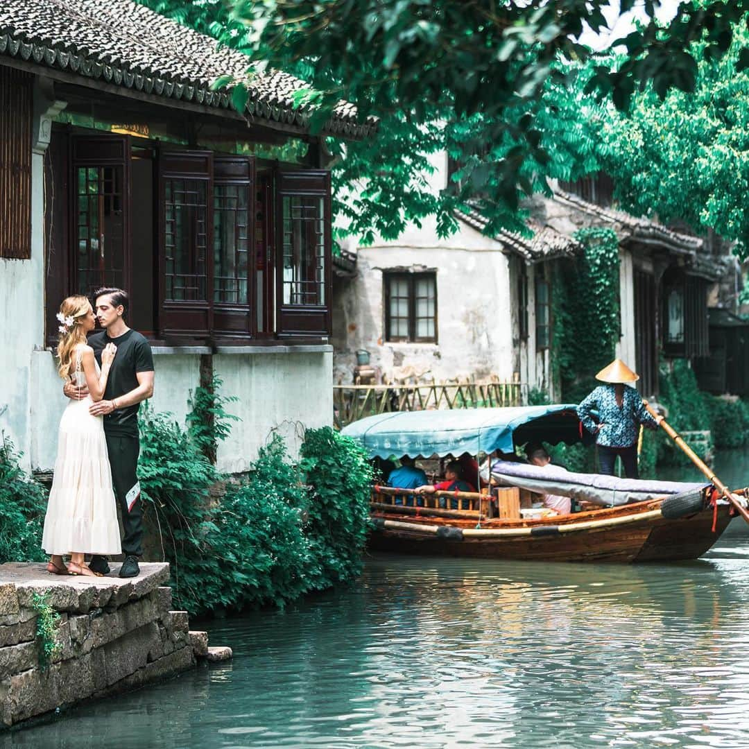 Murad Osmannさんのインスタグラム写真 - (Murad OsmannInstagram)「#followmeto Zhouzhuang - The Venice of the East. One of the most beautiful and picturesque water-towns in China 🇨🇳. It was extremely packed with tourists when we were there - so my advice would be to shoot during sunrise. By the way do you know what the lotus flower symbolizes in Chinese culture?  Which image in gallery you like the most? 🙃  #следуйзамной в Чжоучжуан - Восточную Венецию. Это один из самых живописных и известных китайских городов на воде. Там, конечно было очень много туристов - поэтому советую снимать на рассвете. Кстати, а вы знаете, символом чего считается в Китае цветок лотоса?」5月13日 3時31分 - muradosmann