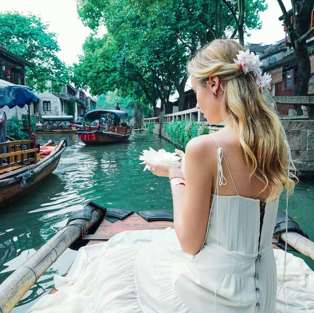 Murad Osmannさんのインスタグラム写真 - (Murad OsmannInstagram)「#followmeto Zhouzhuang - The Venice of the East. One of the most beautiful and picturesque water-towns in China 🇨🇳. It was extremely packed with tourists when we were there - so my advice would be to shoot during sunrise. By the way do you know what the lotus flower symbolizes in Chinese culture?  Which image in gallery you like the most? 🙃  #следуйзамной в Чжоучжуан - Восточную Венецию. Это один из самых живописных и известных китайских городов на воде. Там, конечно было очень много туристов - поэтому советую снимать на рассвете. Кстати, а вы знаете, символом чего считается в Китае цветок лотоса?」5月13日 3時31分 - muradosmann