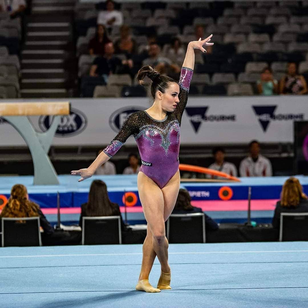 バネッサ・フェラーリのインスタグラム：「𝙃𝙤 𝙪𝙣 𝙛𝙪𝙤𝙘𝙤 𝙙𝙚𝙣𝙩𝙧𝙤 𝙘𝙝𝙚 𝙣𝙤𝙣 𝙨𝙞 è 𝙢𝙖𝙞 𝙨𝙥𝙚𝙣𝙩𝙤. 🔥🔥 #vanessaferrari #gymnastics #italiateam #roadtofuture #burn」