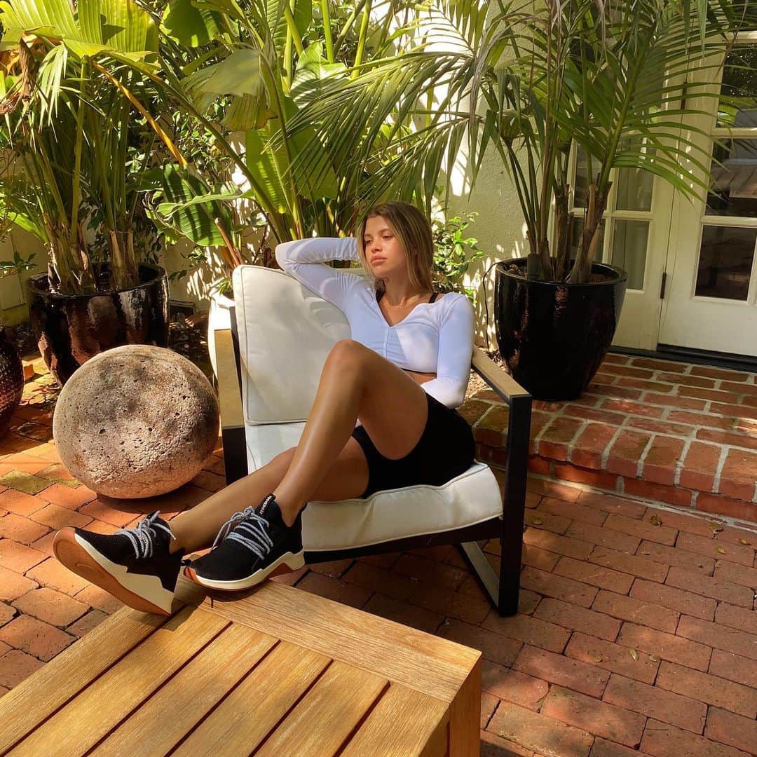 ソフィア・リッチーのインスタグラム：「So excited to share that @DSW, @Reebok & @VinceCamuto are donating 100K+ new shoes to frontline workers! DSW and @Soles4Souls are also inviting you to get involved by donating a pair of new or gently used shoes for communities that need them the most throughout May. Check out how you can make an impact in my stories! #dsw_partner」