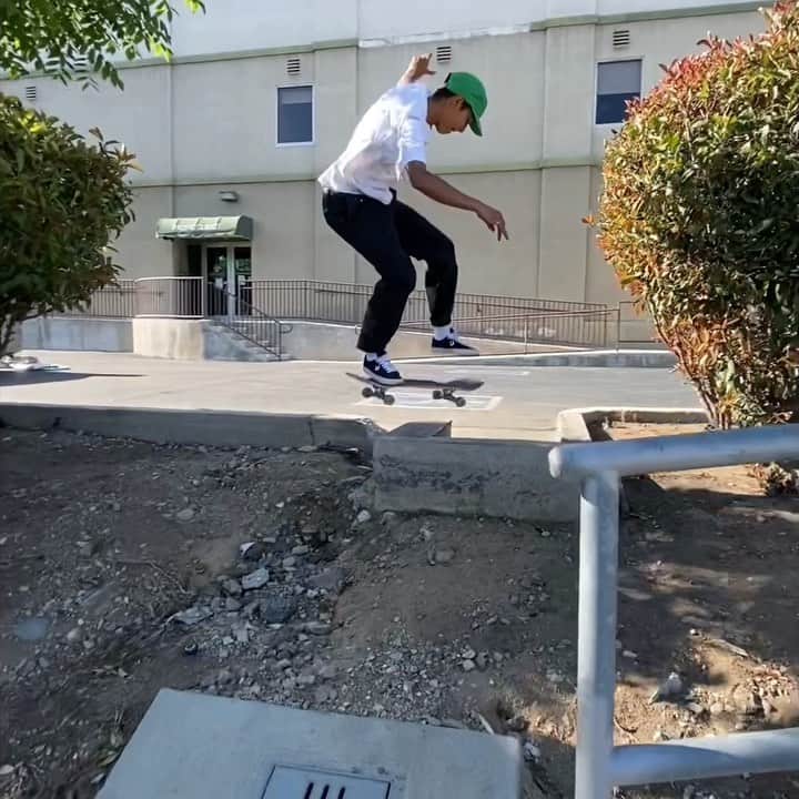 ルーイ・ロペスのインスタグラム：「S/O whoever fixed this thing up 🤝🤝」