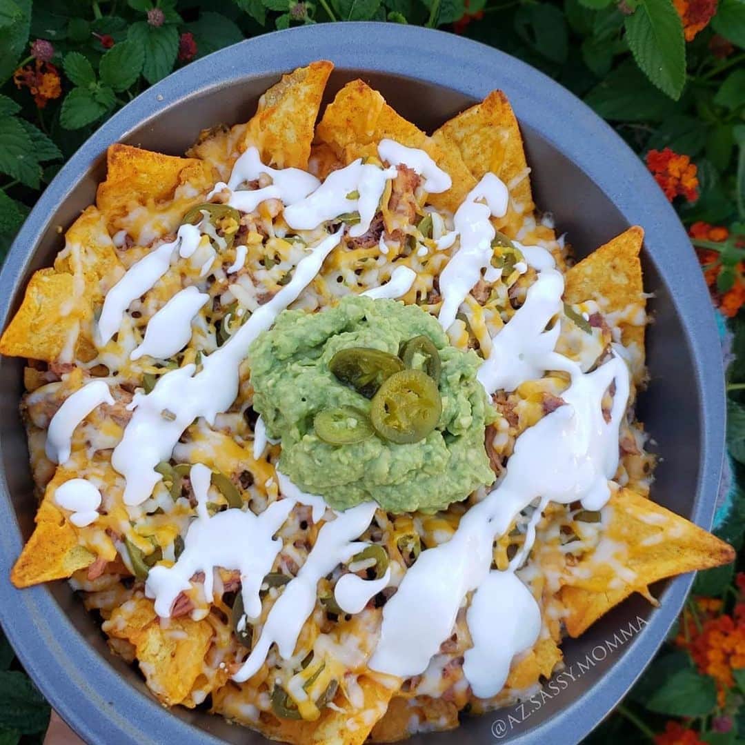 questnutritionさんのインスタグラム写真 - (questnutritionInstagram)「Try these Quest pulled pork nachos! 🙌 #QuestSquad member @az.sassy.momma used Nacho Cheese Chips topped with pulled pork (mixed with sugar-free BBQ sauce), Colby Jack cheese, jalapeños, crema, & guacamole. 🔥😋 #TacoTuesday #OnaQuest」5月13日 4時14分 - questnutrition
